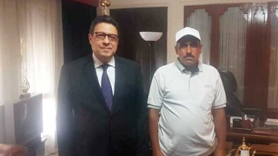 سفير مصر بالكويت يستقبل الصياد المصري منقذ منطقة شرق من حريق مدمر