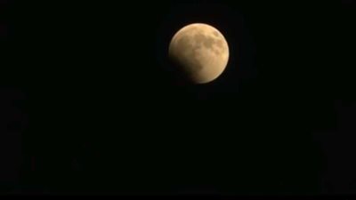 لحظات خسوف القمر في دول العالم (فيديو)