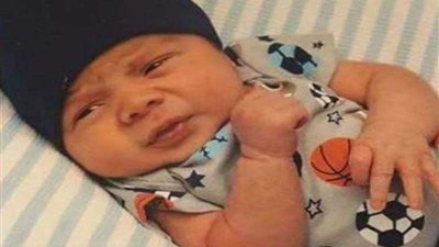 الأم المستهترة تركت الطفل يغلي من الحرارة داخل سيارتها حتى مات