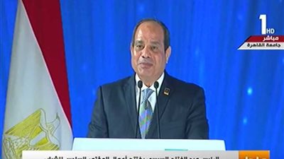 السيسي يقرر ترقية وزير الدفاع لرتبة فريق أول.. والشباب يضعون الرتبة الجديدة على كتفيه (فيديو)