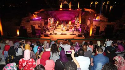 زحمة في حفل بلاك تيما على المسرح الروماني بمهرجان الأوبرا الصيفي
