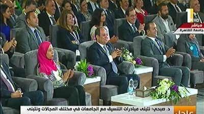 لفتة طيبة من السيسي لفتاتين في جلسة 