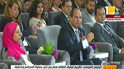 السيسي: عندما حاولت الخروج بمصر من دائرة العوز وجدت هاشتاج 