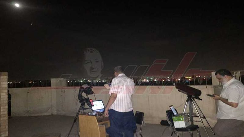 عشاق الفلك يشاهدون