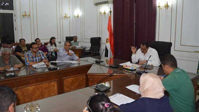 سكرتير عام محافظة المنيا يناقش تطوير الخدمات الحكومية المقدمة للمواطنين