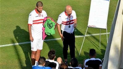 جروس يجتمع باللاعبين قبل المران