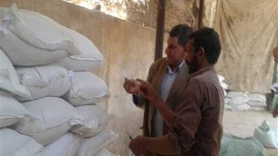 ضبط كمية من السكر والدقيق مجهول المصدر بالمنيا