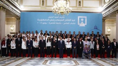 ننشر الصور التذكارية للرئيس عبدالفتاح السيسي مع المكرمين في المؤتمر الوطني السادس للشباب