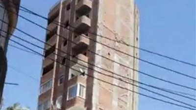 إخلاء برج سكني بعد ميله بأسيوط