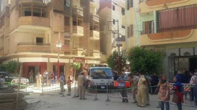 النيابة تعاين برج أسيوط المائل.. صور