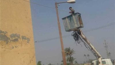 إنهاء أعمال صيانة كشافات الإنارة بطريق دمشاو هاشم بالمنيا