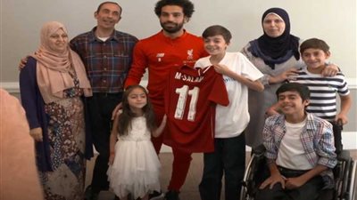 شاهد.. «صلاح» يُحقق أمنية طفل سوري لاجئ بالولايات المتحدة الأمريكية