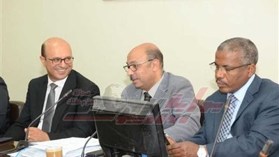 عميد طب أسيوط يناقش قوائم الأنتظار مع الصحة والتأمين الصحي.. صور