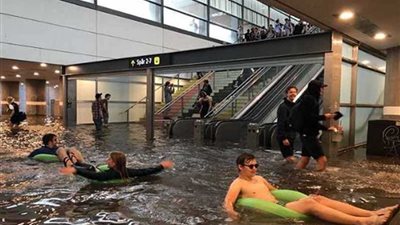 شاهد ..محطة مترو تتحول إلى بركة سباحة