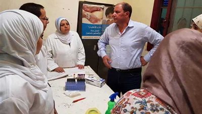 وكيل صحة القليوبية وسط المرضى بحميات طوخ للاستماع للشكاوى