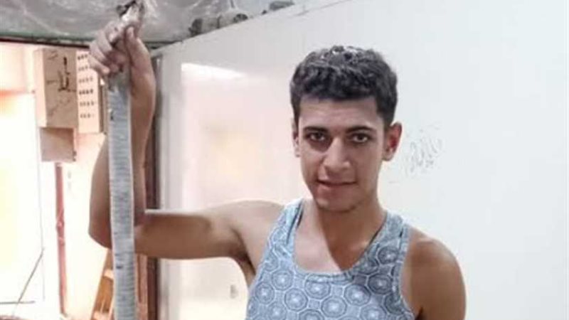 الثعابين تحاصر ميت