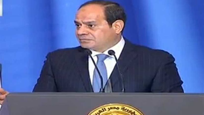 السيسى يكرم عددا