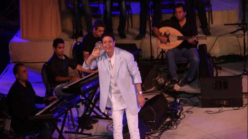 إيمان البحر يداعب