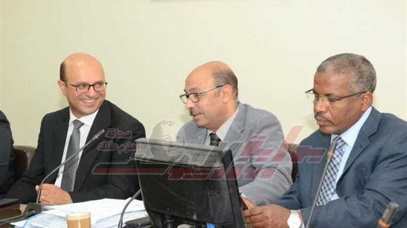 عميد طب أسيوط يناقش