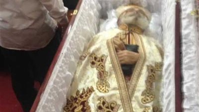 أقباط أسيوط يلقون نظرة الوداع على جثمان وكيل مطرانية أبوتيج..صور