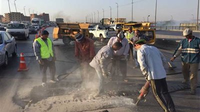 الطرق والكبارى: صيانة وإصلاح فاصل التمدد المعدنى أعلى كوبرى الوراق على النيل
