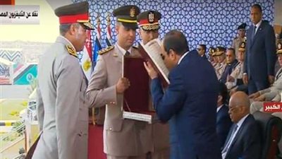 مدير معهد ضباط الصف يهدي الرئيس القرآن الكريم (فيديو)