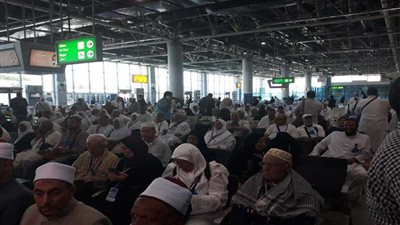 انطلاق أول أفواج حج الجمعيات من مطار القاهرة