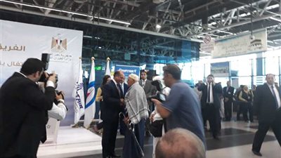 وزير الطيران يهدى تذكرتي رحلات مجانية لأكبرالحجاج سناً
