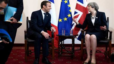 ماكرون يعقد جلسة مباحثات بمقره الصيفي مع رئيسة وزراء بريطانيا