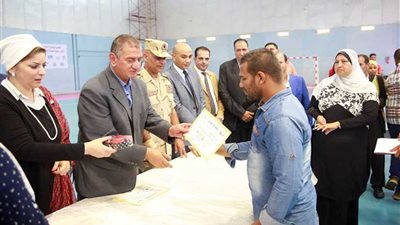 محافظ كفر الشيخ يكرم متحدي الإعاقة المتميزين