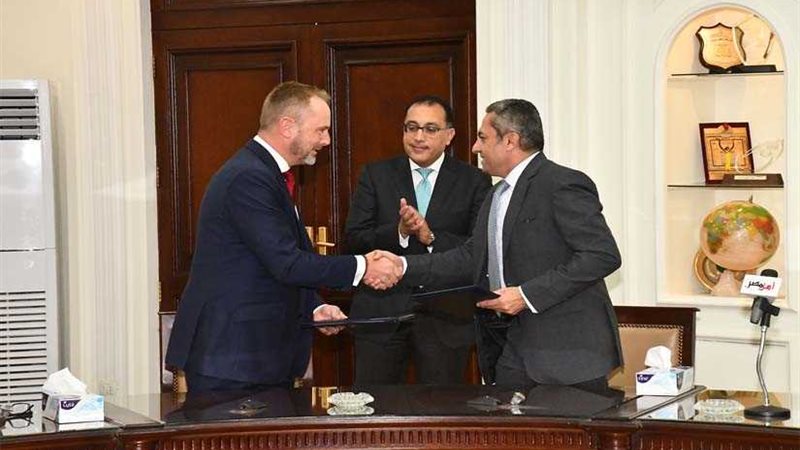 مدبولى يشهد توقيع