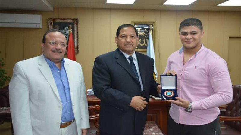 صقر يكرم صاحب برونزية