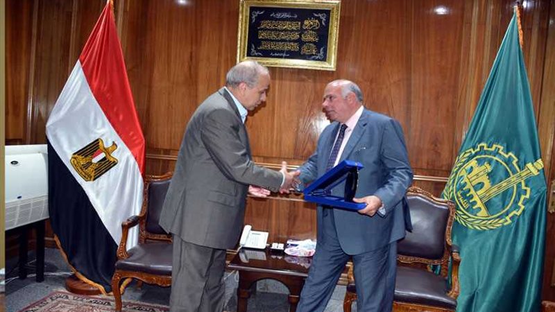 محافظ القليوبية يكرم