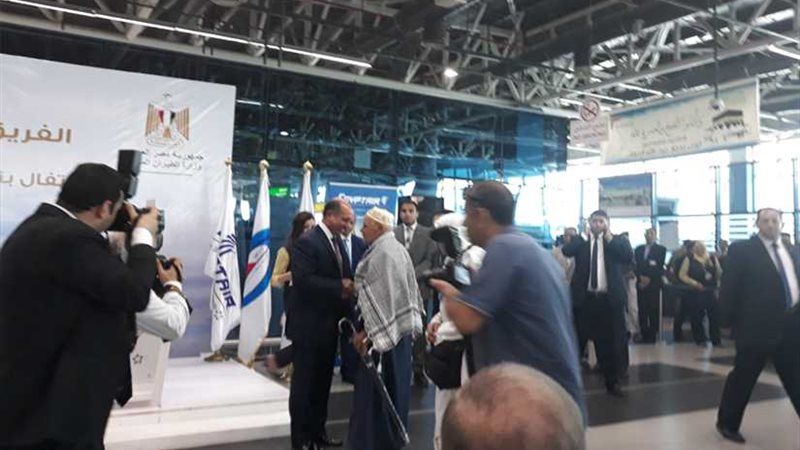 وزير الطيران يهدى