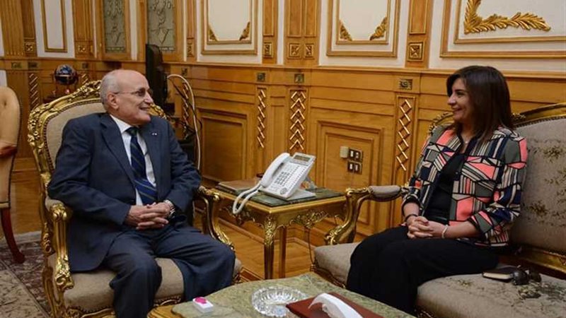 العصار و مكرم يناقشان