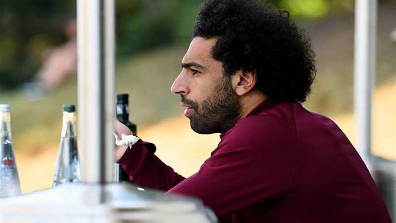 جيمس ميلنر يلوث وجبة