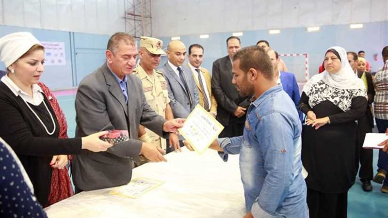 محافظ كفر الشيخ يكرم