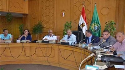 محافظ الإسماعيلية يستعرض دعم المواطنين بالتجمعات الأكثر احتياجًا