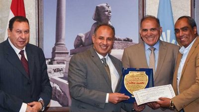 سلطان يكرّم المشاركين في بطولة صربيا لسباحة الزعانف