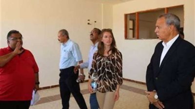 محافظ قنا وممثلة الوكالة الأمريكية للتنمية الدولية يتفقدان مدرسة (ستيم) للمتفوقين