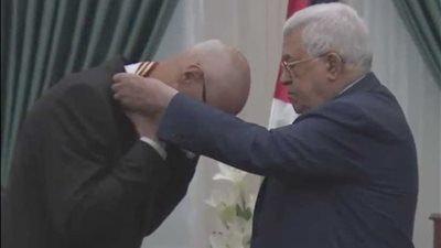 شاهد..الرئيس يمنح السفير التشيلي نجمة القدس