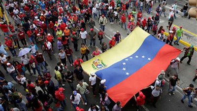 المعارضة في فنزويلا تحذر من توجيه حملة قمع ضدها بعد محاولة اغتيال رئيس البلاد