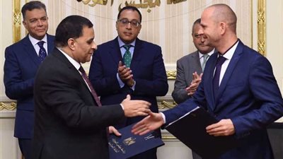 توقيع عقد توريد ماكينة قياس حالة خطوط السكك الحديد