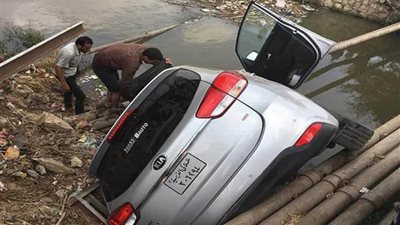 إصابة شخصين في انقلاب سيارة بترعة 