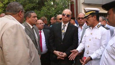 معاينة العقارات الواقعة على حافة الهبوط الأرضي بوسط القاهرة.. (صور)