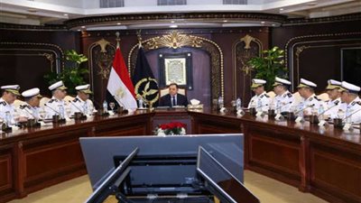 وزير الداخلية يجتمع بالقيادات الأمنية