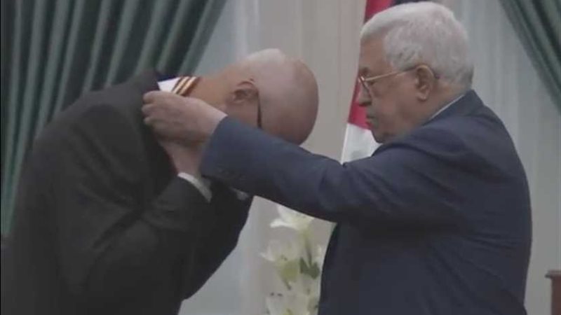 شاهد..الرئيس يمنح