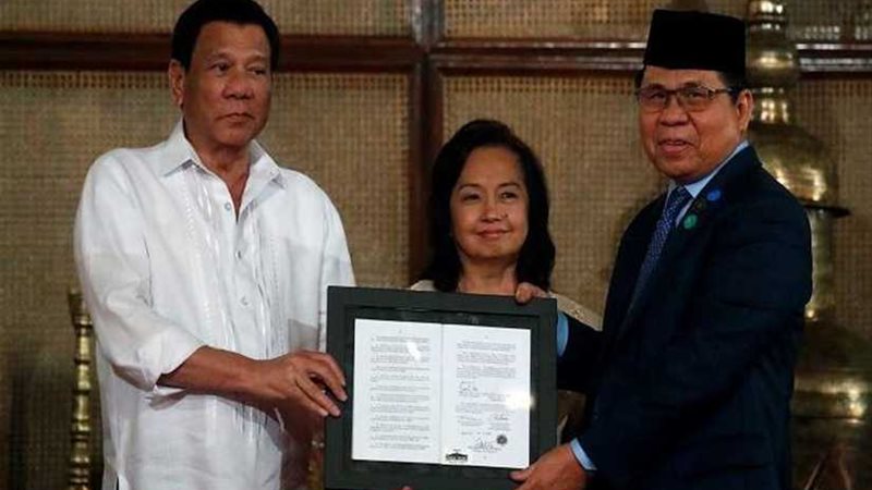 رئيس الفلبين يسلم