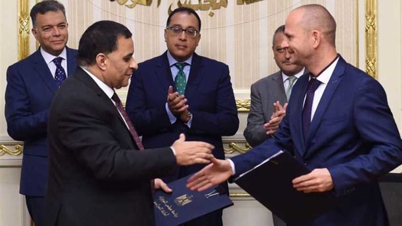 توقيع عقد توريد ماكينة