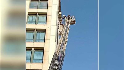 إنقاذ عامل تعلق بالطابق التاسع بإحدى العمارات بالبساتين